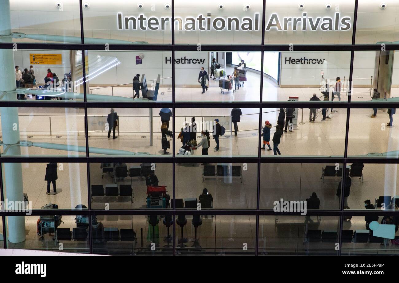 Londres, Royaume-Uni. 28 janvier 2021. Passagers arrivant au terminal 2 de Heathrow. Priti Patel, secrétaire à l'intérieur, a annoncé le 27 janvier que les personnes arrivant de certains pays devront s'isoler dans un hôtel pendant 10 jours. Les règles s'appliquent à la plupart de l'Afrique du Sud et de l'Amérique du Sud, ainsi qu'au Portugal. En outre, toute personne quittant le Royaume-Uni doit donner une raison valable pour être autorisée à voyager. Les résidents du Royaume-Uni doivent faire un test négatif 72 heures avant le voyage, ainsi qu'un auto-isolement pendant 10 jours à leur arrivée, bien qu'ils puissent le faire à la maison. Crédit : Mark Thomas/Alay Live News Banque D'Images