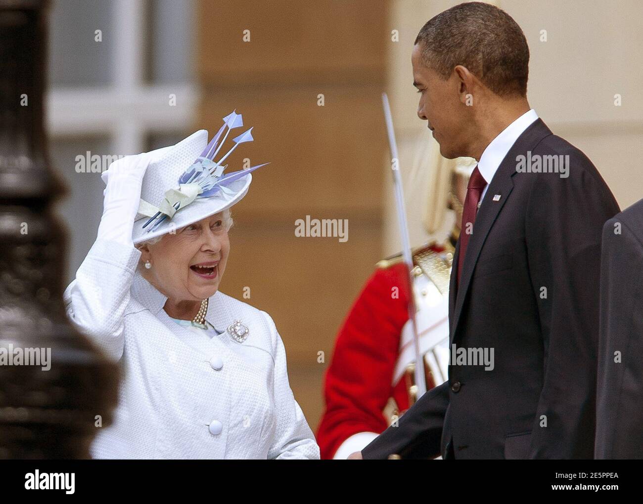 La reine Elizabeth (L) de Grande-Bretagne tient son chapeau dans le vent  alors qu'elle parle avec le président américain Barack Obama à Buckingham  Palace à Londres le 24 mai 2011. Obama a