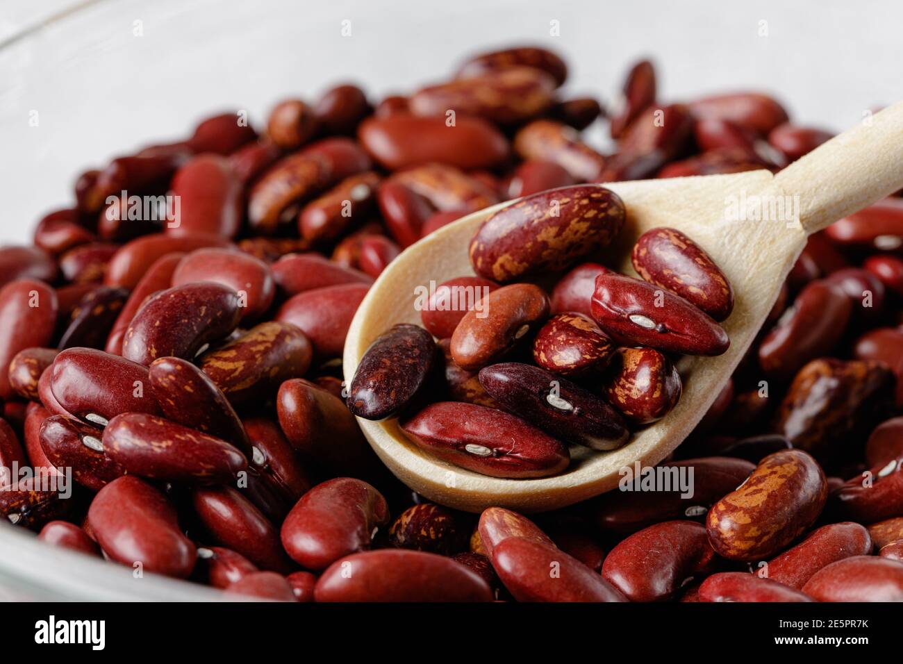 haricots secs en cuillères en bois sur la table Banque D'Images