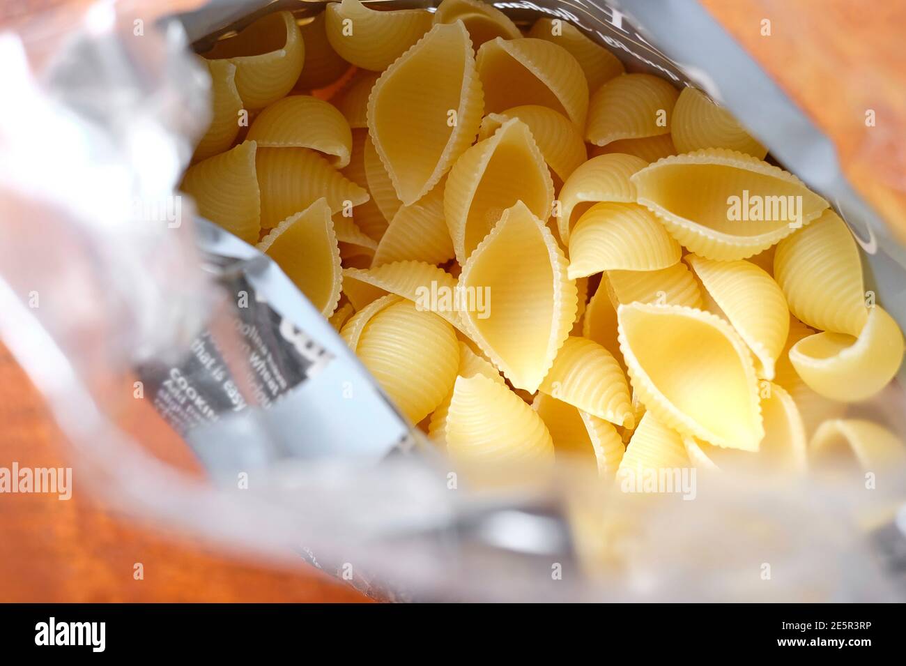 paquet de pâtes italiennes conchiglie sur la table de cuisine Banque D'Images