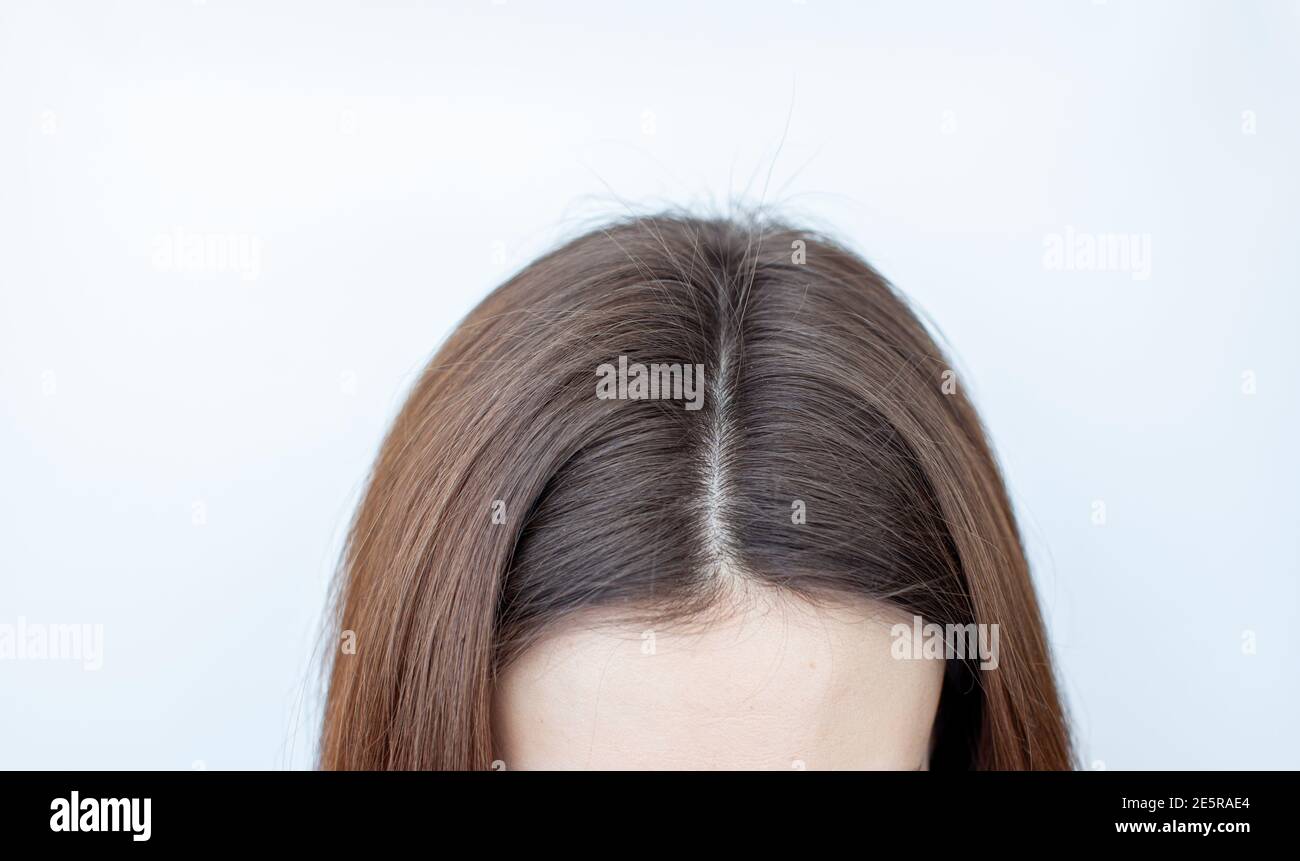 Jeune femme brune aux cheveux gris Banque de photographies et d’images à haute résolution Page