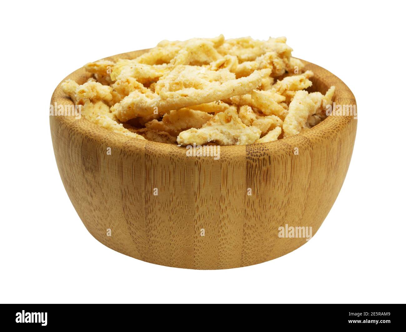 Petit bol en bois rempli d'oignons frits panés isolés sur fond blanc. Banque D'Images