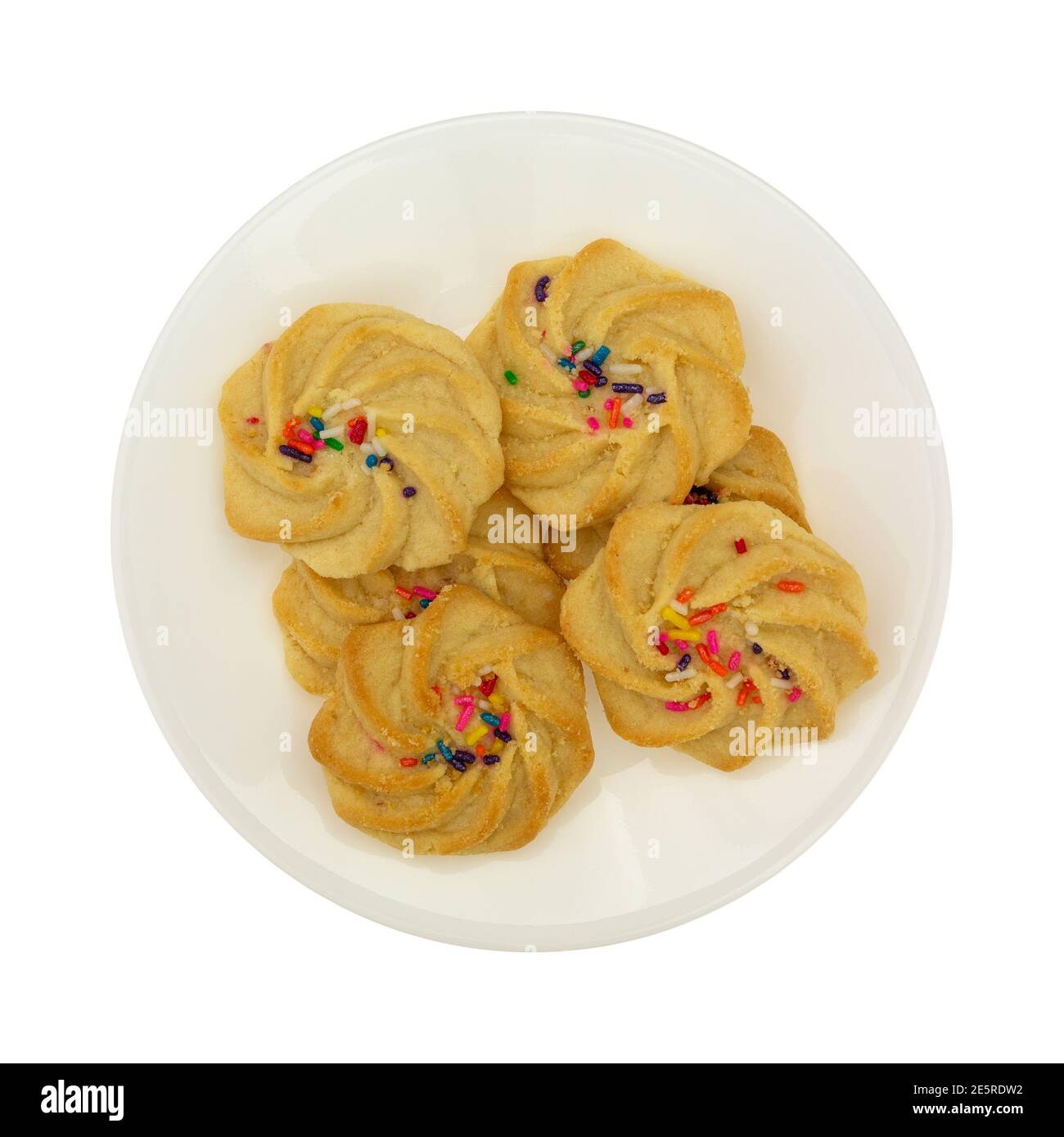 Assiette de biscuits sablés avec des arrosettes isolées sur un fond blanc. Banque D'Images