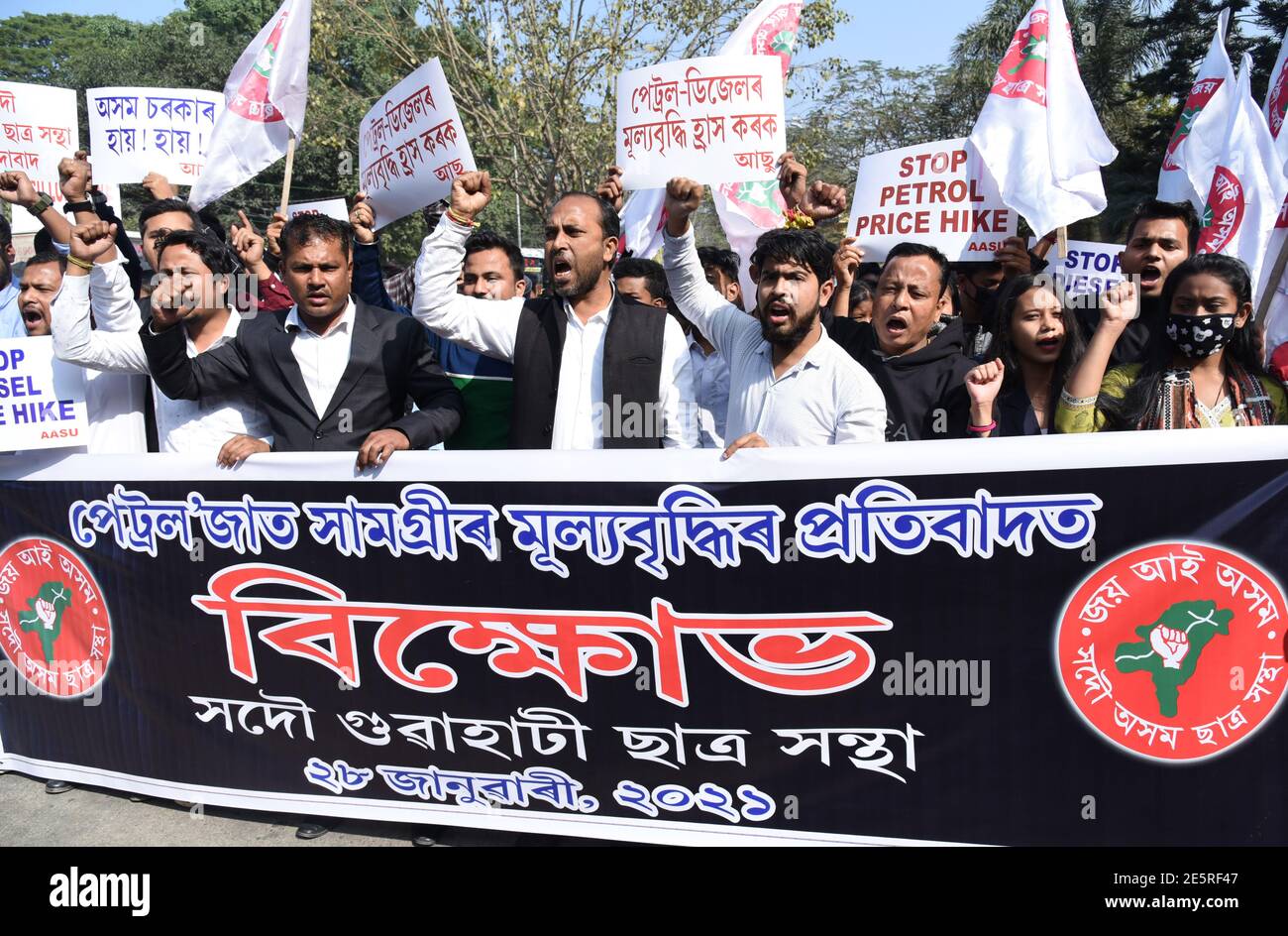 Guwahati, Assam, Inde. 28 janvier 2021. Des activistes de tous les Assam Students Union (AASU) manifestation contre la hausse des prix du carburant et de différents articles essentiels à Guwahati Assam Inde le jeudi 28 janvier 2021 crédit: Dasarath Deka/ZUMA Wire/Alay Live News Banque D'Images