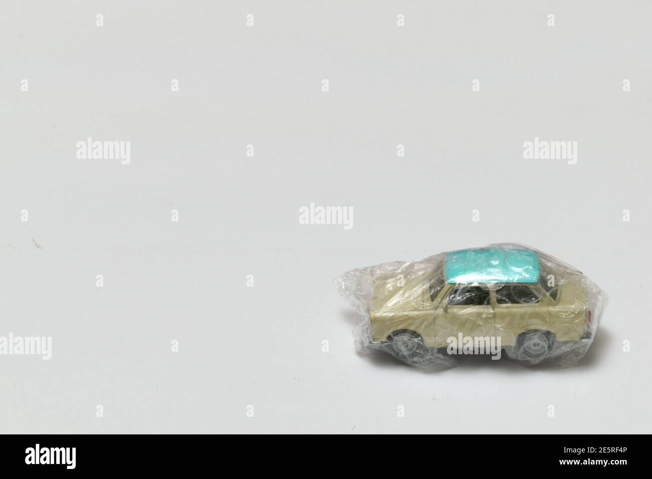 Voiture miniature enveloppée dans un film plastique de protection avec bulle la droite Banque D'Images