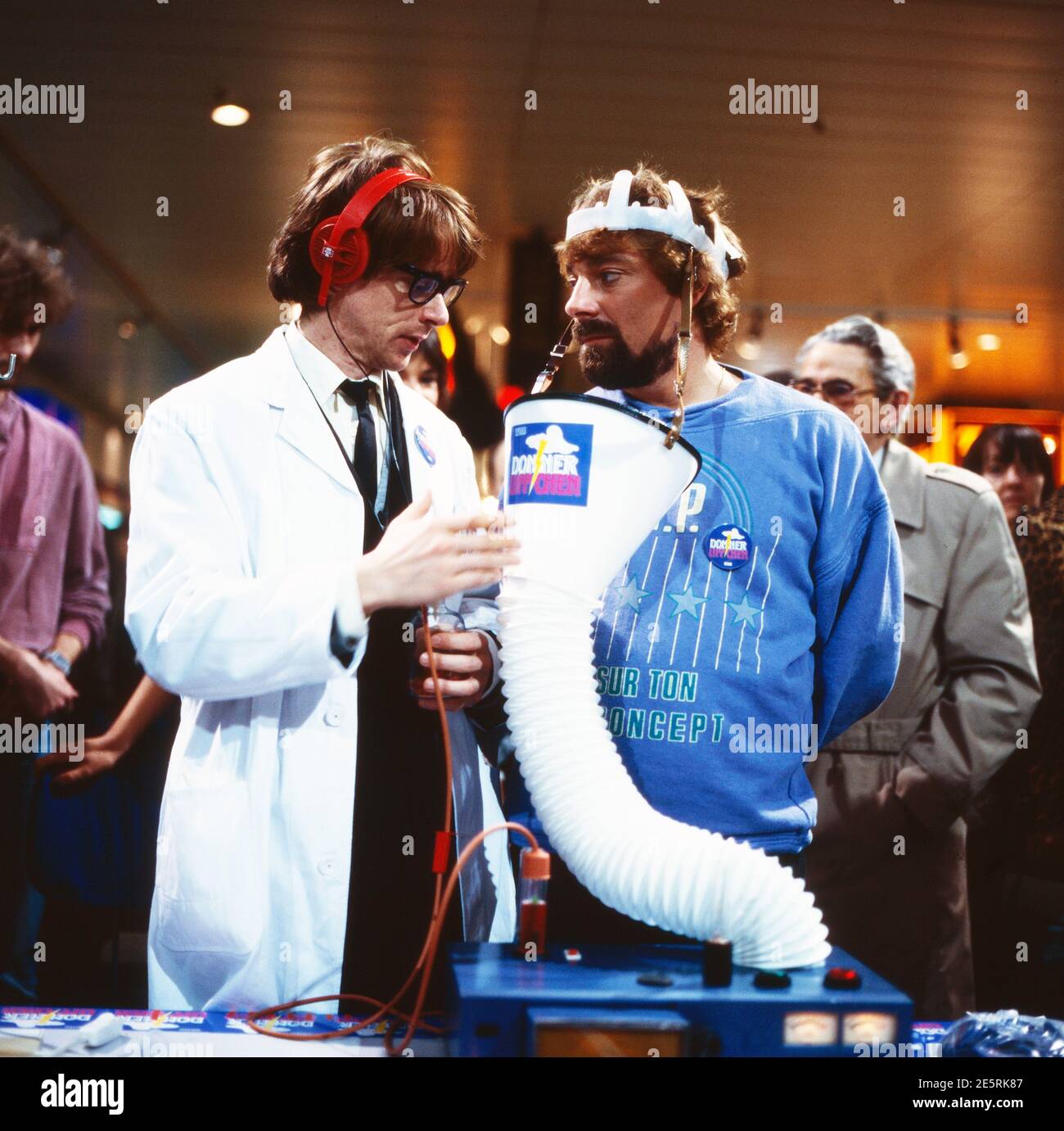 Donnerlippchen – Spiele ohne Gewähr, Spielshow, Deutschland 1986 - 1988, Helge Schneider nutzt modérateur Jürgen von der Lippe zu einem Experiment. Banque D'Images