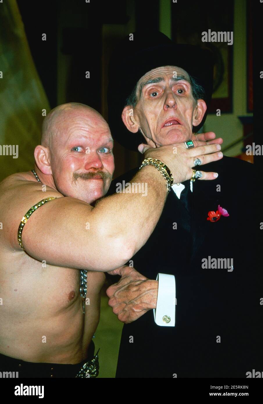 Donnerlippchen – Spiele ohne Gewähr, Spielshow, Deutschland 1986 - 1988, Dr. Klinker-Emden würgt den armen Vollstrecker Chappy. Banque D'Images