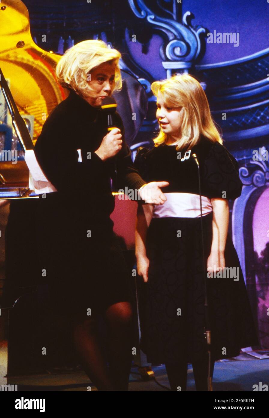 WWF Club, Unterhaltungsshow, Deutschland 1980 - 1990, Moderatorin Marijke Amado mit dem Gaststar, dem Stimwunder Sandra Schwarzhaupt. Banque D'Images