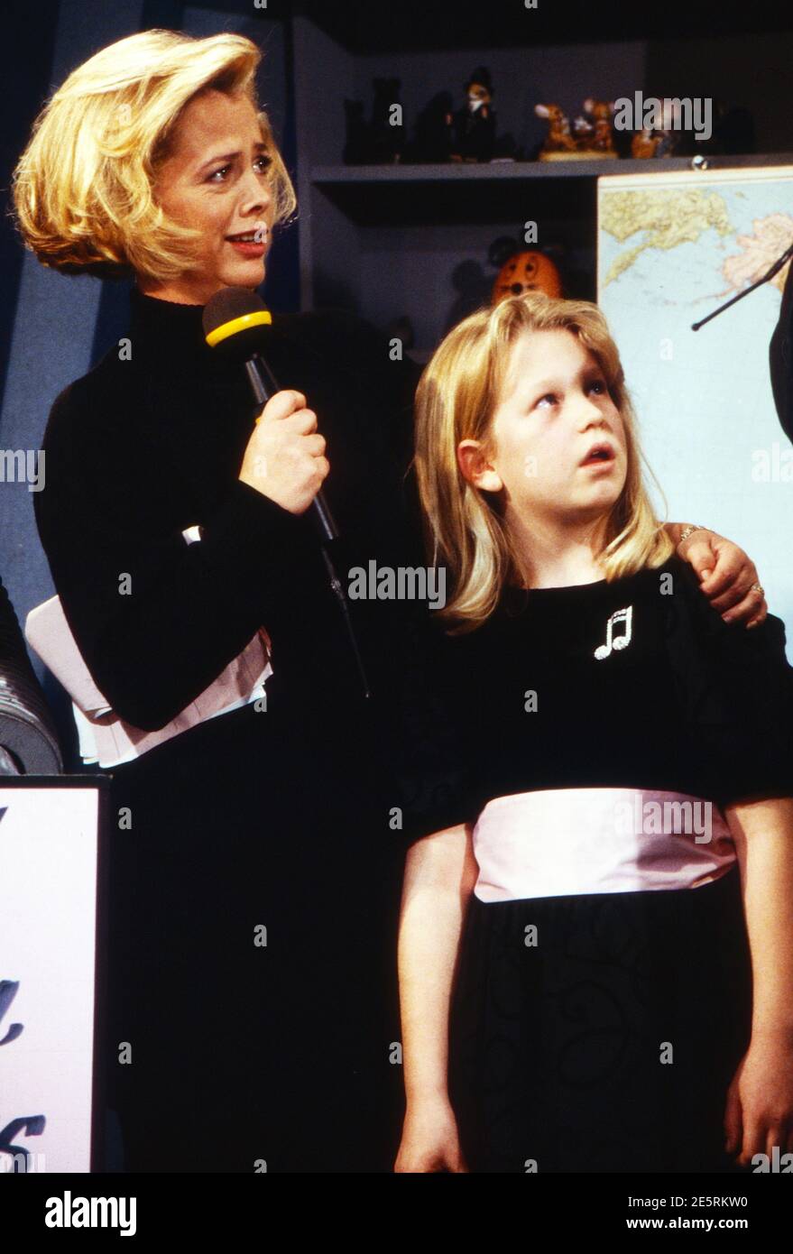 WWF Club, Unterhaltungsshow, Deutschland 1980 - 1990, Moderatorin Marijke Amado mit dem Gaststar, dem Stimwunder Sandra Schwarzhaupt. Banque D'Images
