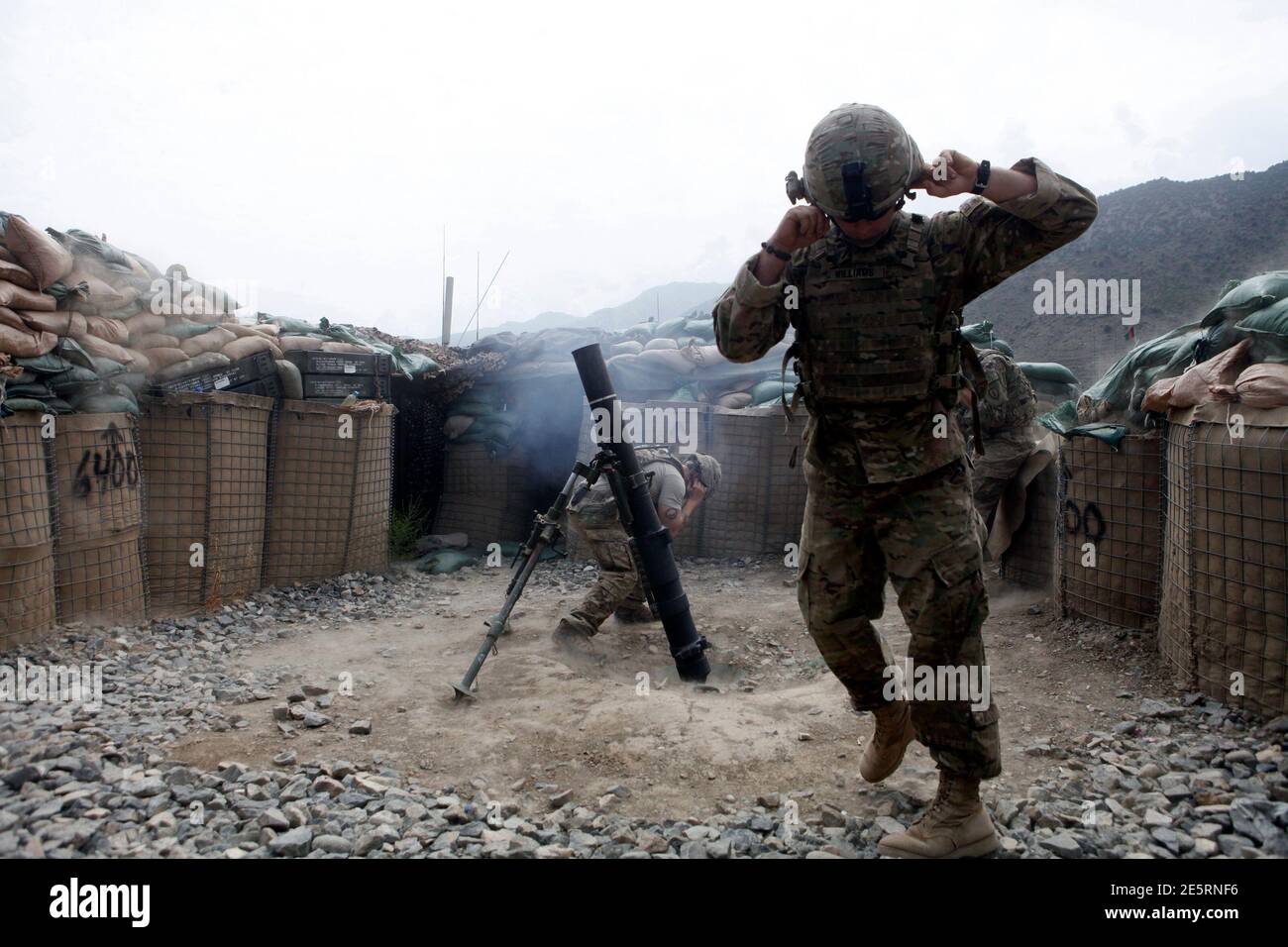 Le spécialiste de l'armée américaine Jason Williams (R) et le soldat Dillon Cable de première classe ont tiré un mortier de 120 mm lors d'une bataille d'incendie entre les combattants talibans et les soldats afghans et américains de la compagnie Alpha, 2e bataillon, 27e Régiment d'infanterie, dans combat Outpost Pirtle King, dans la province de Kunar, en Afghanistan, le 18 juillet 2011. REUTERS/Baz Ratner (AFGHANISTAN - Tags: CONFLIT MILITAIRE) Banque D'Images