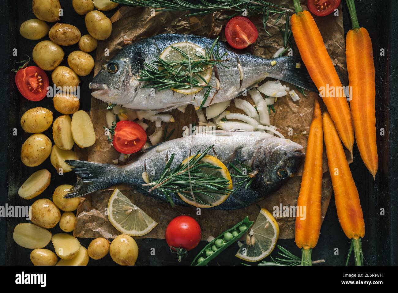 Poisson dorado grillé aux herbes aromatiques, aux épices et aux légumes. Alimentation saine en mer, vue du dessus Banque D'Images