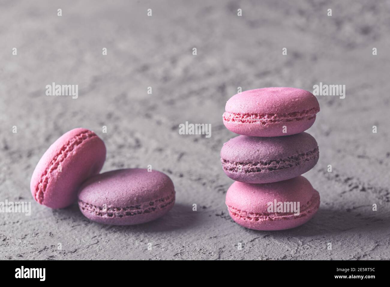 De délicieux desserts colorés belle pile, makarons sur fond noir en gris Banque D'Images