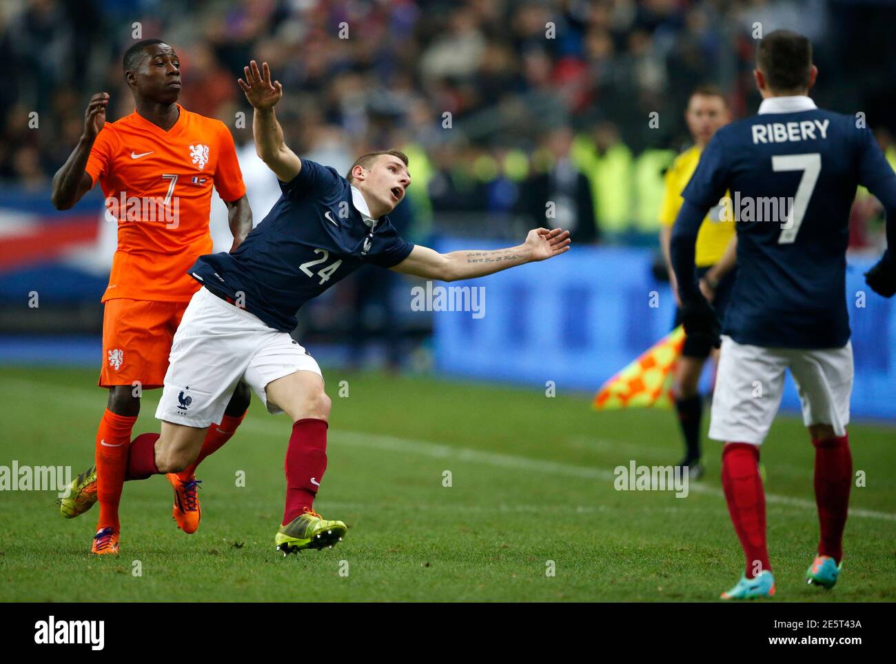 Quincy Promes (L) des pays-Bas défie Lucas digne (C) de France lors de leur  match international de football amical au Stade de France à Saint-Denis  près de Paris, le 5 mars 2014.