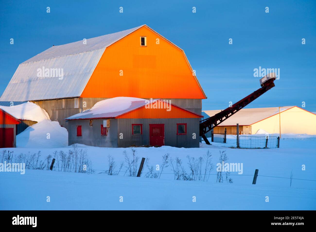 Grange orange enneigée à Saint-Aqapit, Chaudiere-Appalaches, Québec Canada Banque D'Images