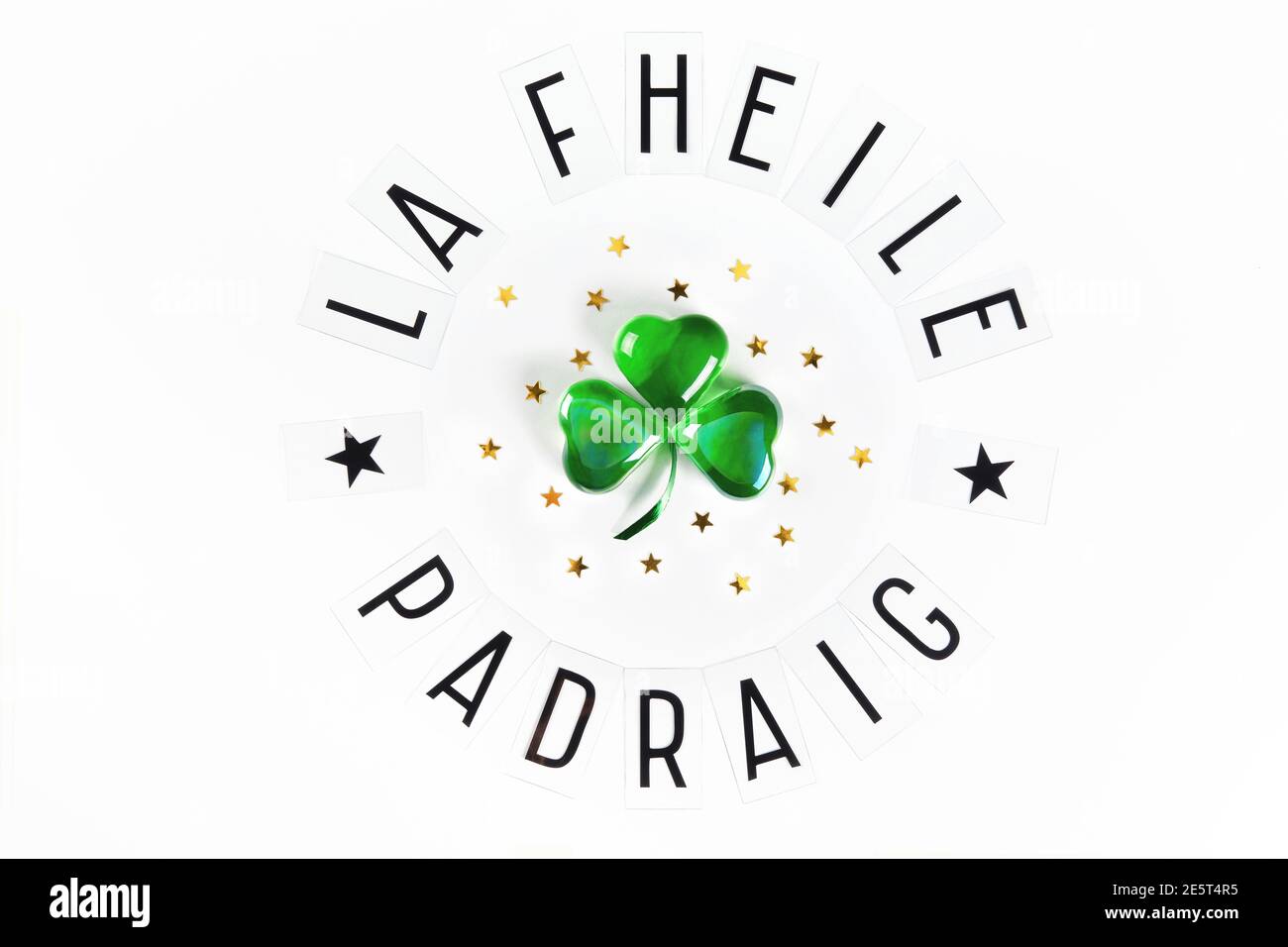 st. Patrick écrit en irlandais avec shamrock fait de coeurs en verre vert Banque D'Images