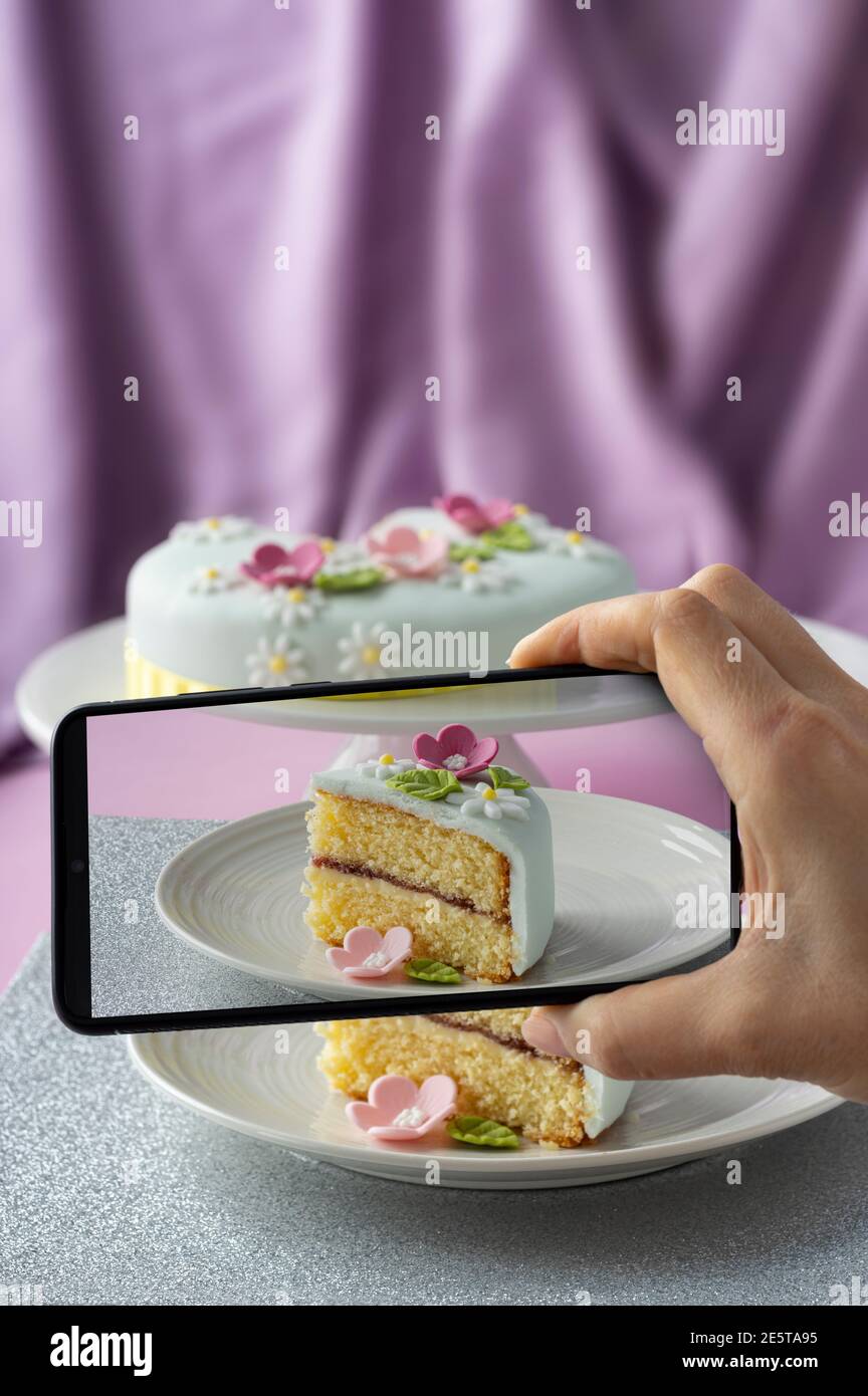 Femme En Train De Faire Une Photo De Gateau De Fete Avec Elle Telephone Sur Fond Violet Photo Stock Alamy Femme En Train De Faire Une Photo De Gateau De Fete Avec Elle Telephone Sur Fond Violet Photo Stock Alamy