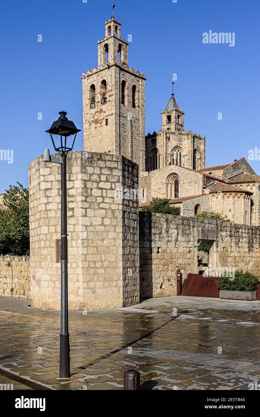 Sant Cugat del Valles- Catalogne, ESPAGNE - 10/23/2020: Vue verticale du monastère roman Banque D'Images