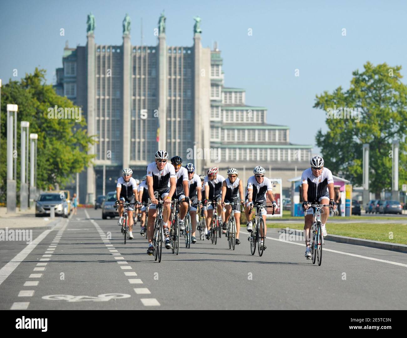 Cinq fois vainqueur belge du Tour de France et Giro d'Italia, Eddy Merckx (R), et le cycle peloton passé l'Expo de Bruxelles en route vers Londres pour la cérémonie d'ouverture des Jeux Olympiques, le 25 juillet 2012. Merckx dirige 24 cyclistes, dont d'anciennes personnalités sportives et célébrités belges, sur un trajet de trois jours vers Londres. REUTERS/Laurent Dubrule (BELGIQUE - Tags: SPORT JEUX OLYMPIQUES CYCLISME) Banque D'Images