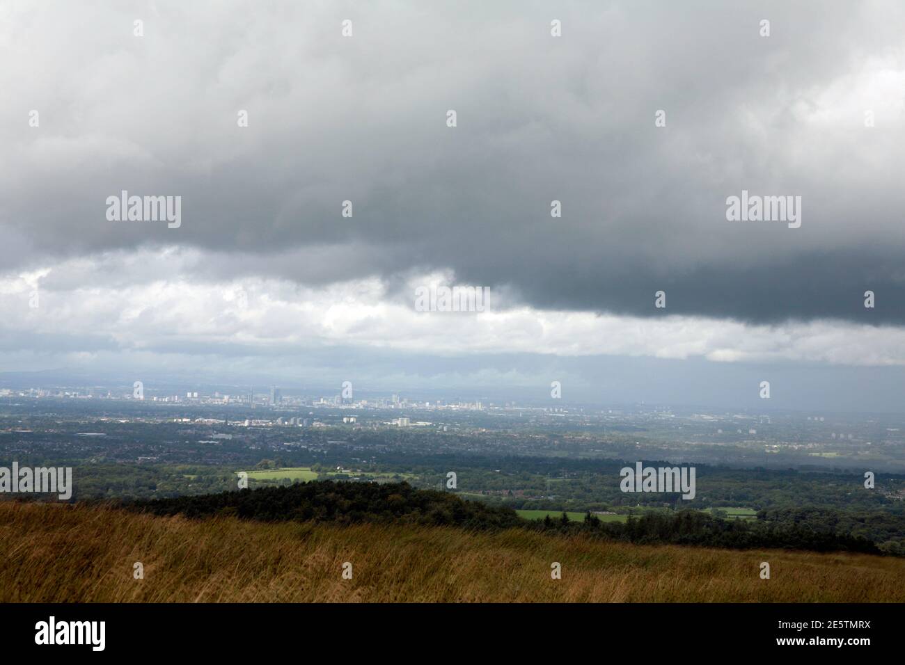 Tempête d'été passant à travers Manchester vue de près de Bowstonegate Lyme Handley Lyme Park Disley Cheshire Angleterre Banque D'Images