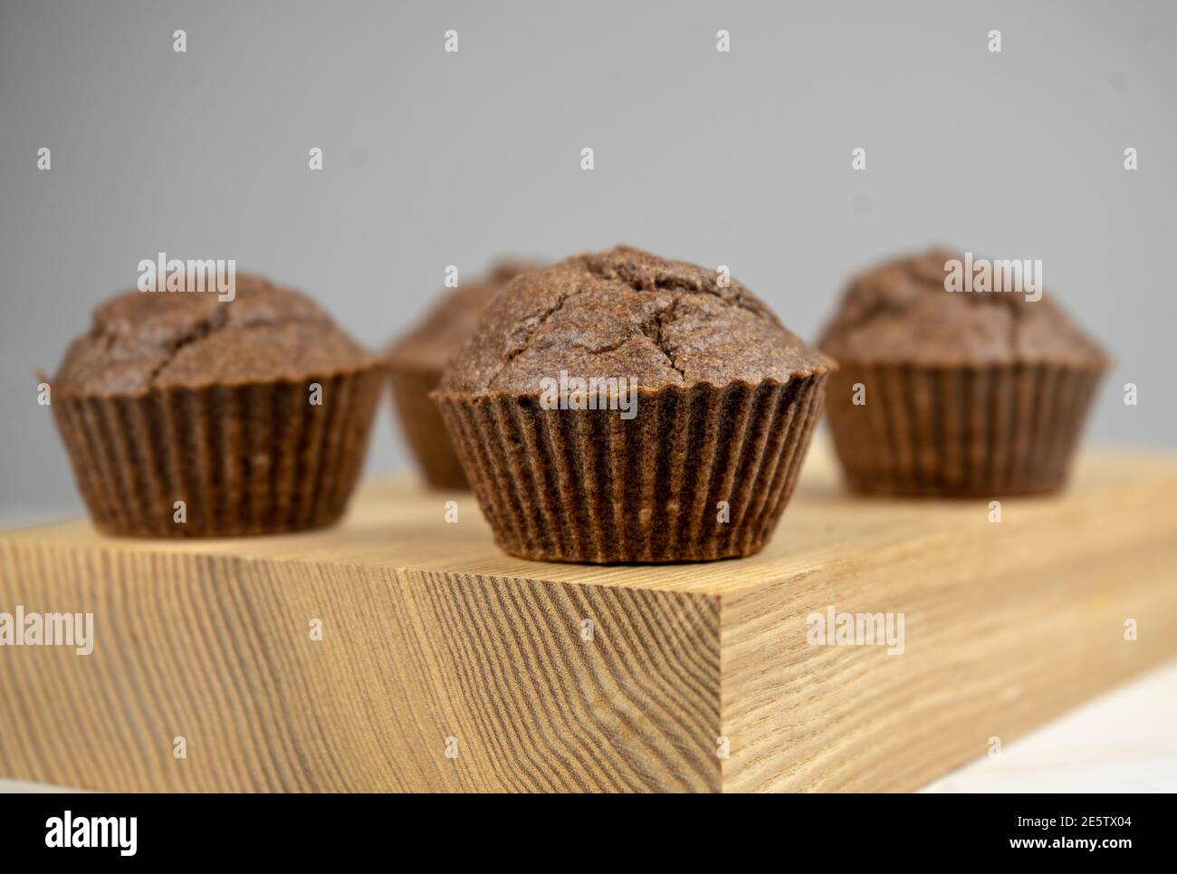 Muffins au chocolat sur bois Banque D'Images