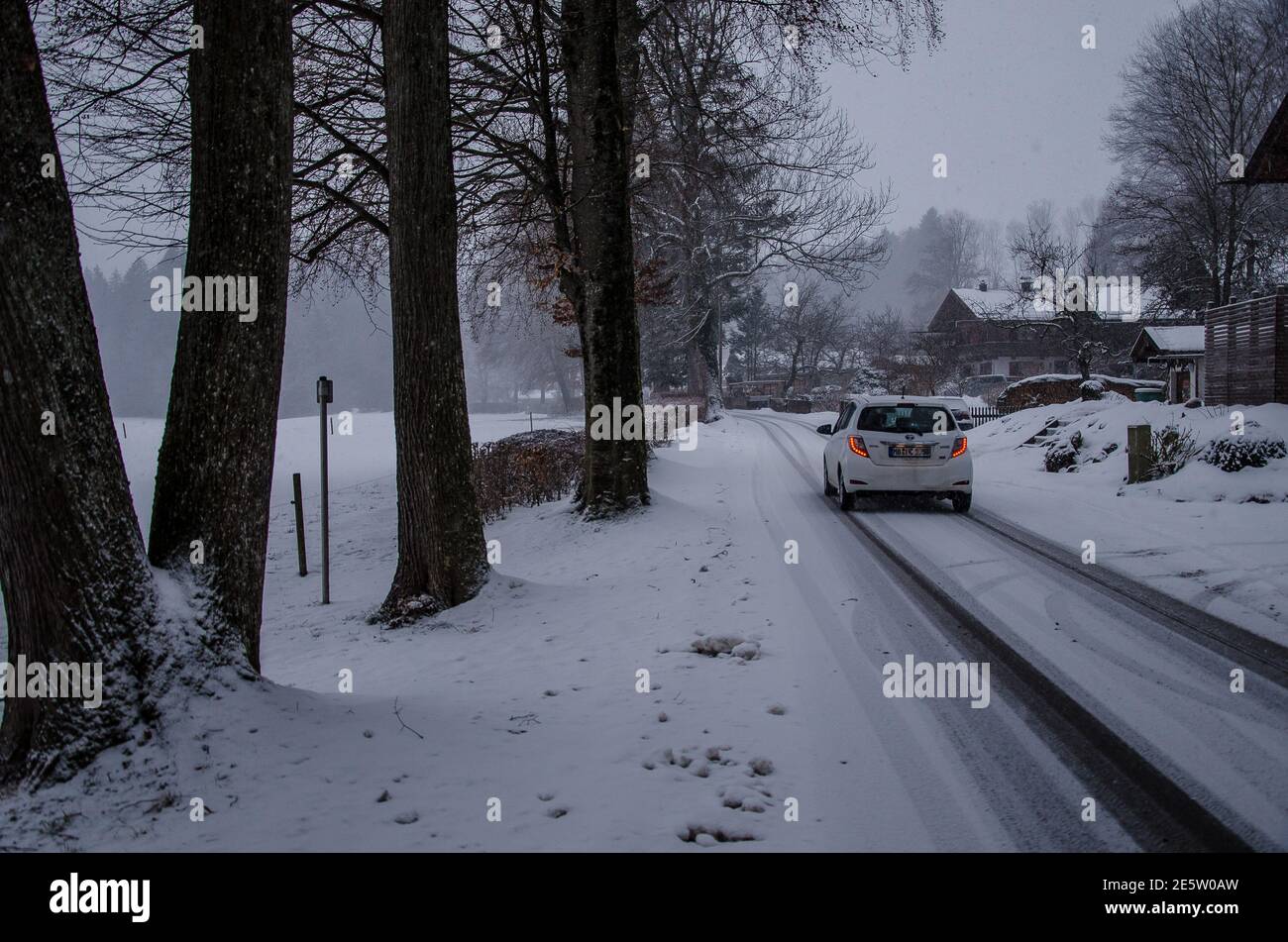 Route de campagne en hiver, après une forte chute de neige Un petit village en haute-Bavière Banque D'Images