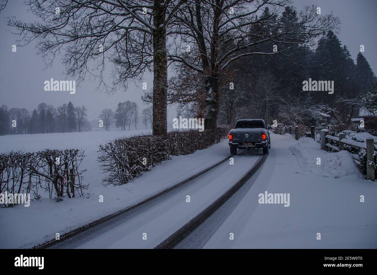 Route de campagne en hiver, après une forte chute de neige Un petit village en haute-Bavière Banque D'Images