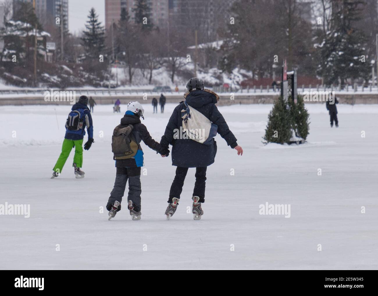 Ottawa, Canada. 28 janvier 2021. Des centaines de personnes ont pris la  glace aujourd'hui le jour de l'ouverture de la patinoire du canal Rideau  dans la capitale canadienne. Une section de 2,4