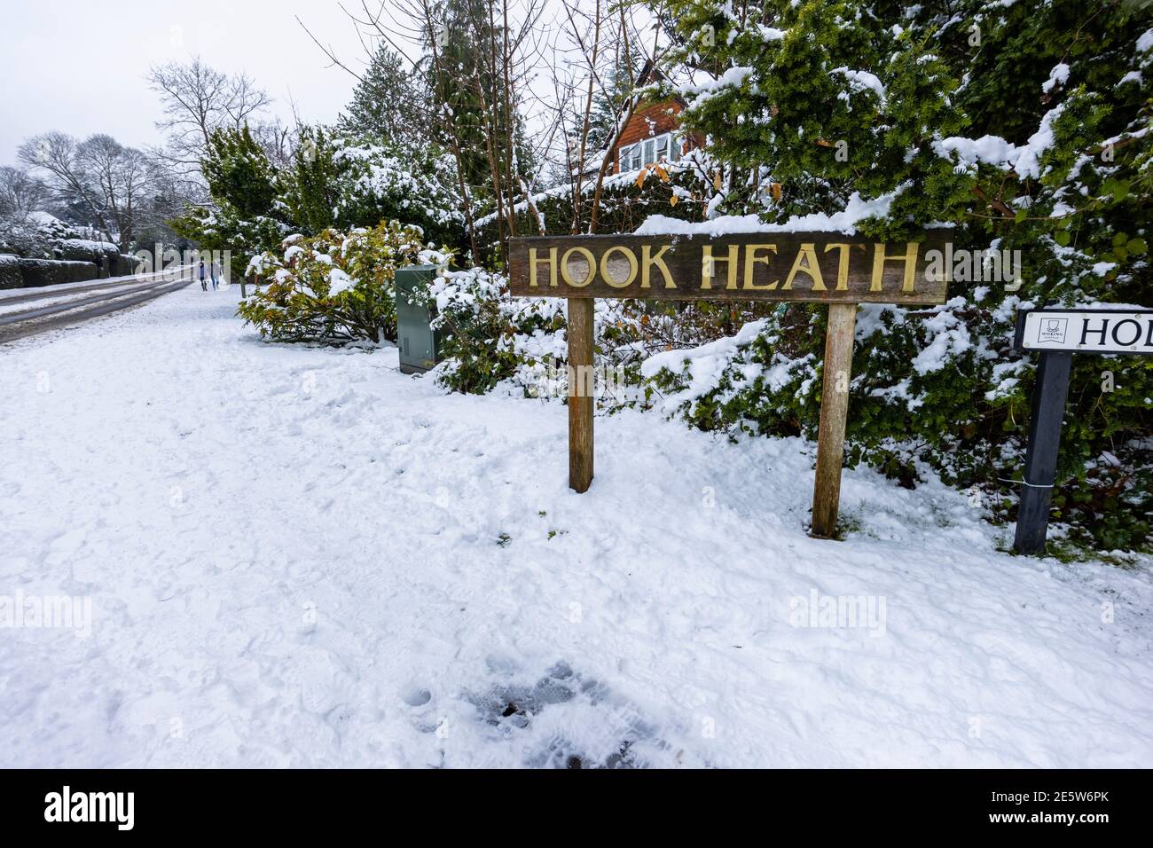 Panneau de nom de Wooden Hook Heath à la limite de la région, une banlieue à Woking, Surrey, au sud-est de l'Angleterre en hiver Banque D'Images