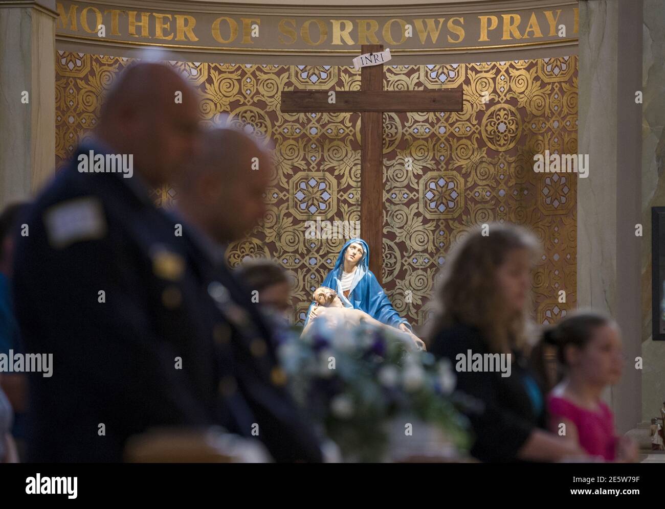 Des Jeunes De La Rue Assistent A La Messe Funeraire D Un Nouveau Ne Abandonne A La Basilique Saint Jacinthe A Chicago Illinois Etats Unis Le 19 Juin 15 Plus D Un An Apres Qu Un Bebe Garcon