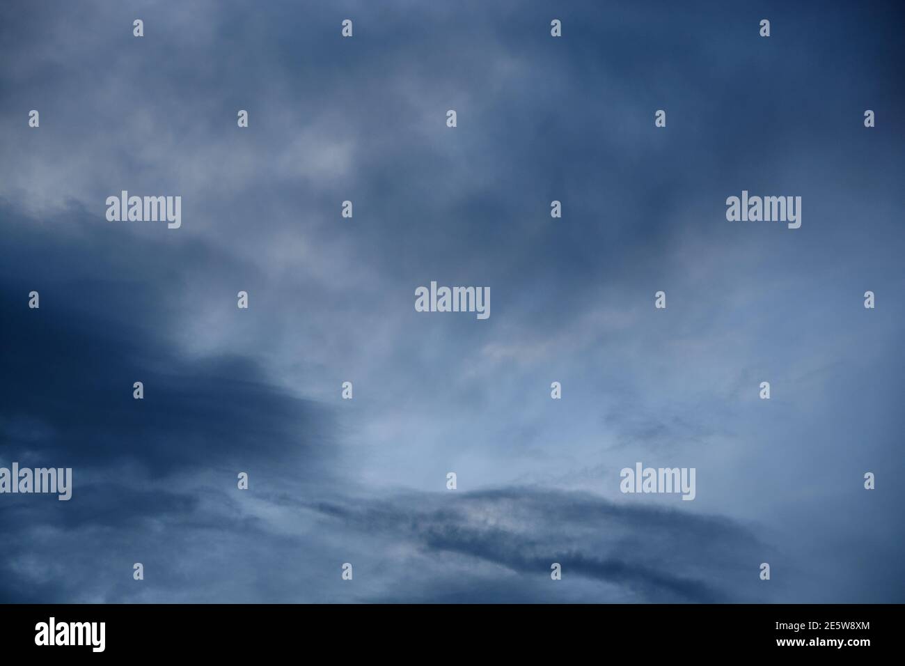 Ciel nuageux Backgrounds - bleu et blanc - une sélection d'images d'arrière-plan uniques avec une grande variété de formes et de tailles de nuages.Grande variété Banque D'Images