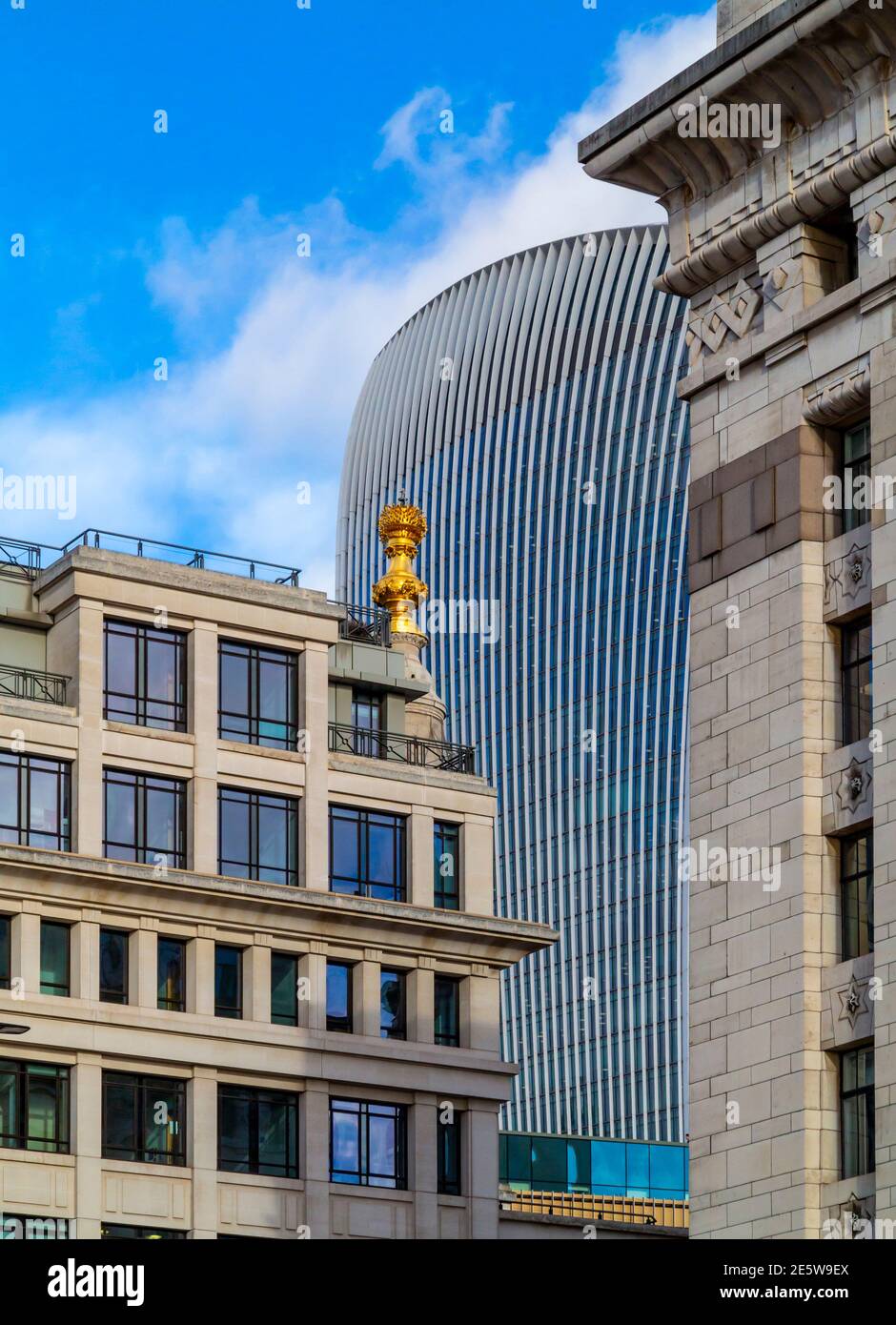Vue sur 20 Fenchurch Street ou le bureau Walkie Talkie conçu par Rafael Vinoly dans la ville de Londres Angleterre Royaume-Uni avec d'autres bureaux à proximité. Banque D'Images