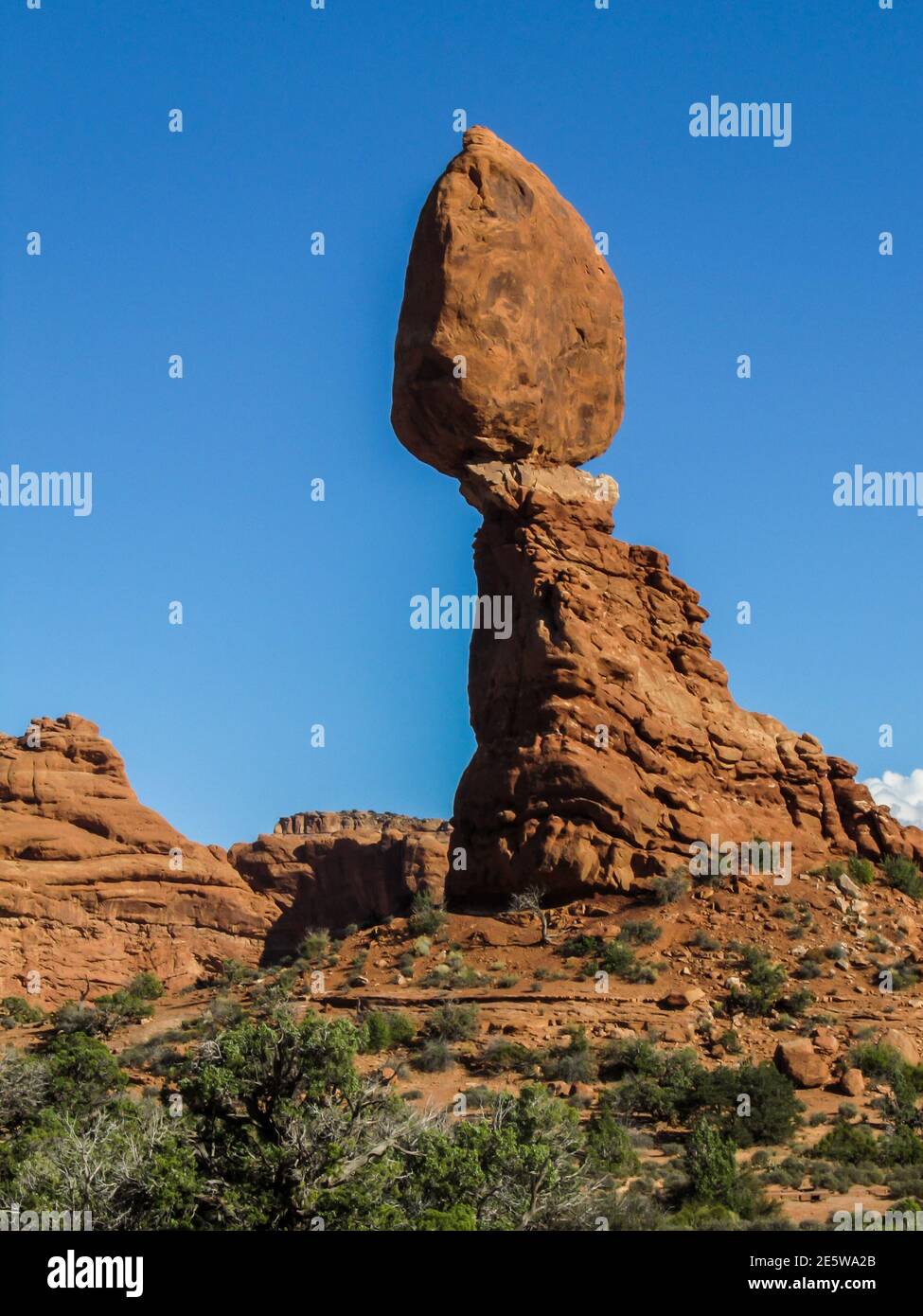 Le célèbre rocher d'équilibrage du parc national des Archers, Utah, États-Unis, par une journée ensoleillée Banque D'Images