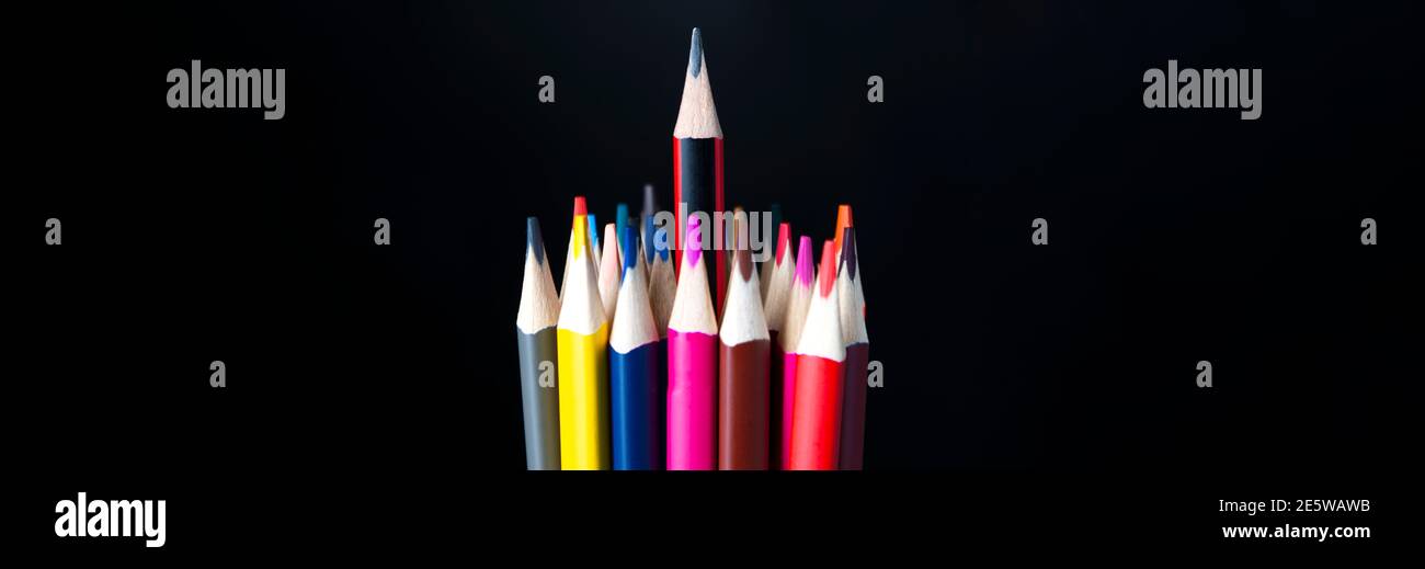 Crayons de couleur isolés sur le noir avec un poussé vers le haut avec placer pour le texte Banque D'Images