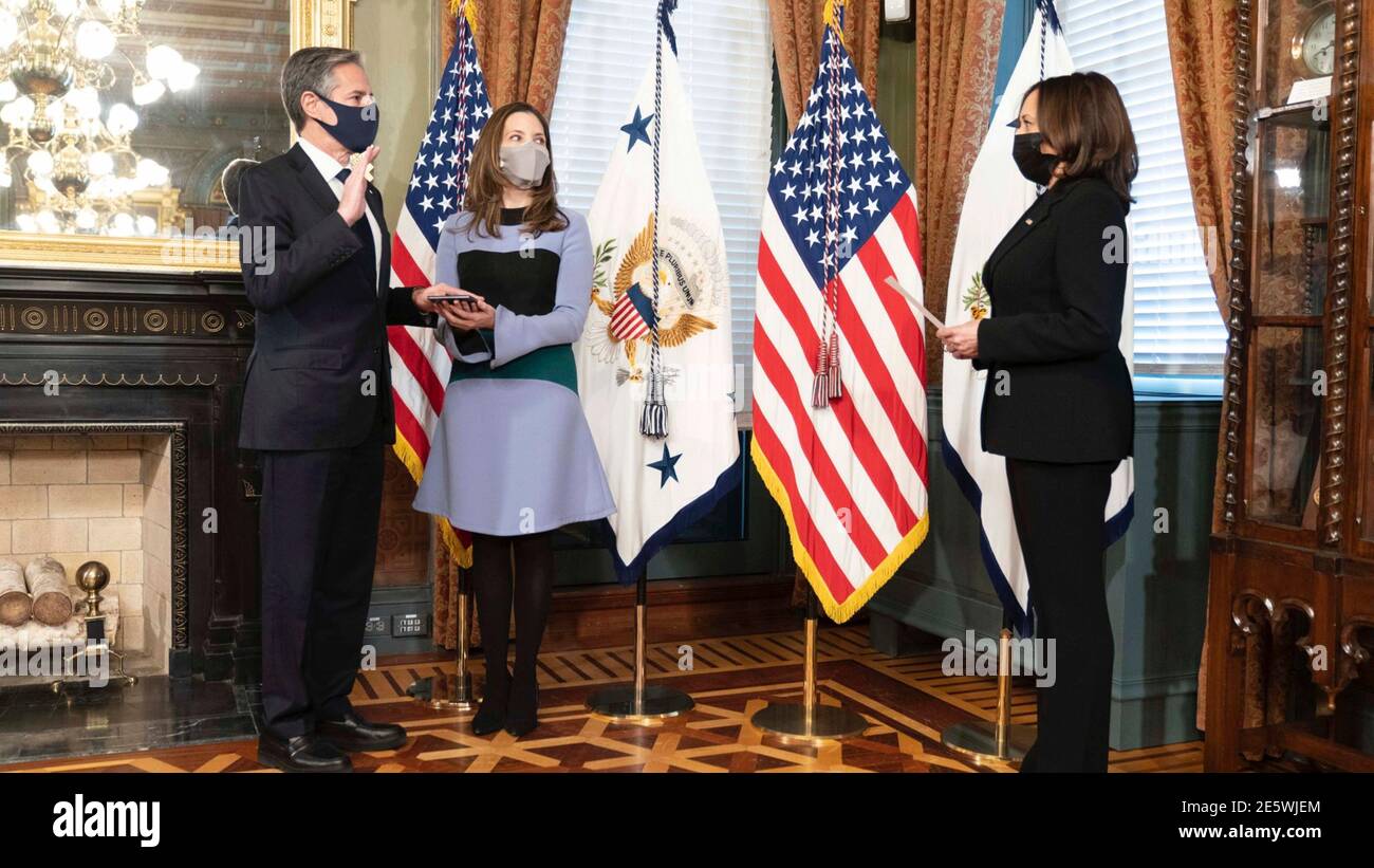 Le vice-président américain Kamala Harris, à droite, interprète une cérémonie d'assermentation du secrétaire d'État Antony Blinken alors que sa femme Evan Ryan regarde à la Maison Blanche le 27 janvier 2021 à Washington, DC. Banque D'Images