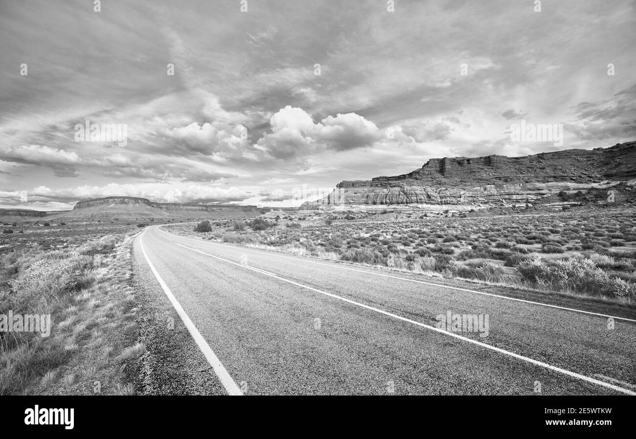 Photo en noir et blanc d'une route pittoresque dans le parc national de Canyonlands, Utah, États-Unis. Banque D'Images