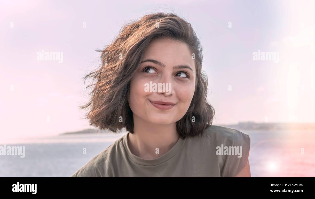 Portrait d'une jeune femme charmante souriante au visage heureux. Banque D'Images