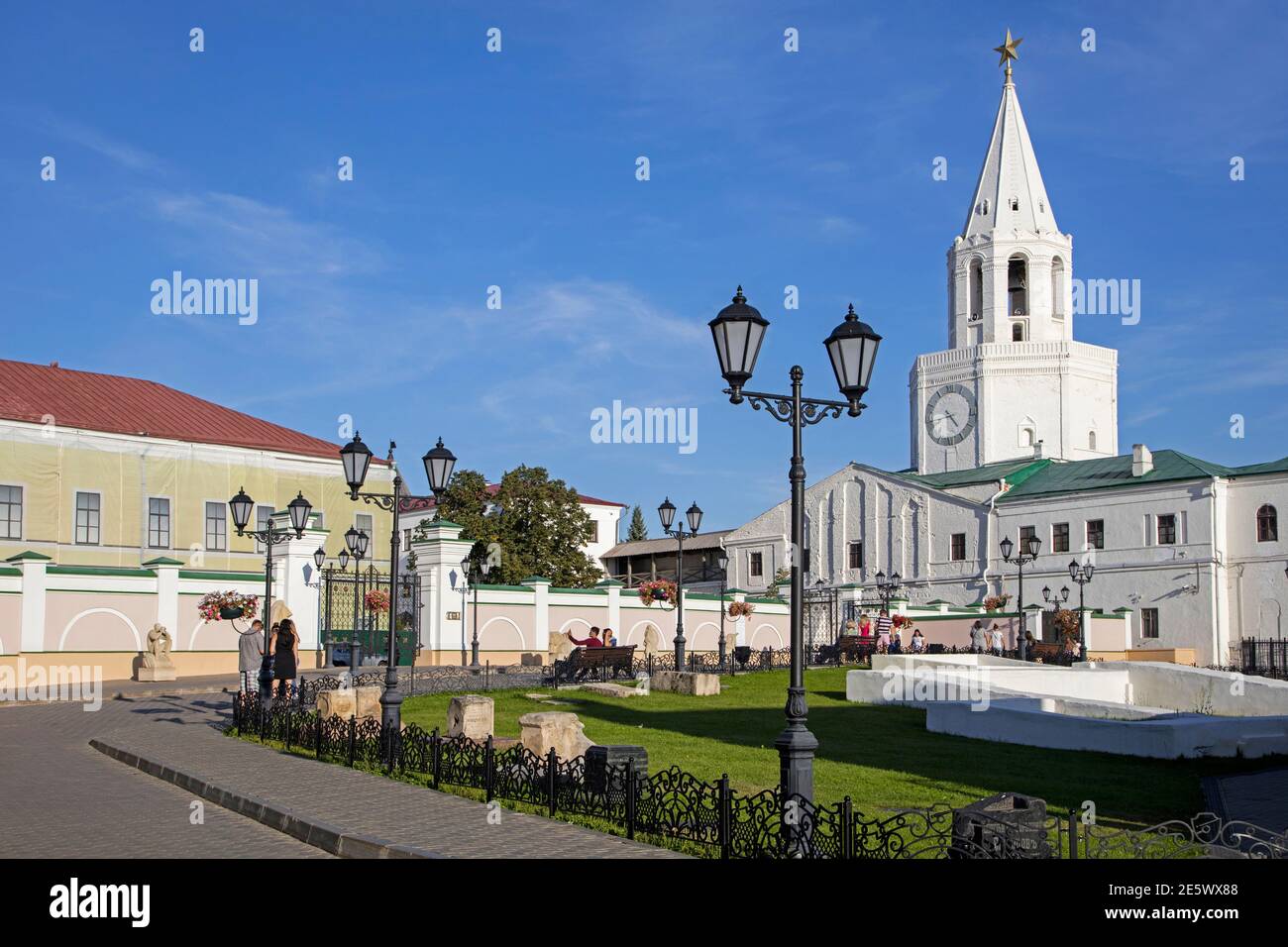 Tour Spasskaya à huit côtés du XVIe siècle, clocher blanc / campanile et entrée principale du Kremlin de Kazan dans la ville de Kazan, Tatarstan, Russie Banque D'Images