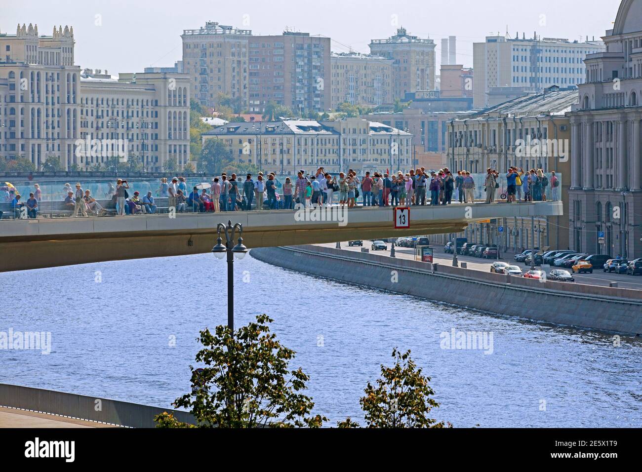 Touristes sur le pont flottant au-dessus de la rivière Moskva dans le parc Zaryadye dans la ville de Moscou, Russie Banque D'Images