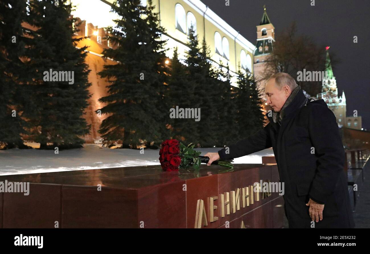 Moscou, Russie. 27 janvier 2021. Le Président russe Vladimir Poutine, place des fleurs à la tombe du Soldat inconnu en l'honneur du 77e anniversaire du siège de Leningrad lors d'une cérémonie au jardin d'Alexandre le 27 janvier 2021 à Moscou, en Russie. Credit: Planetpix/Alamy Live News Banque D'Images