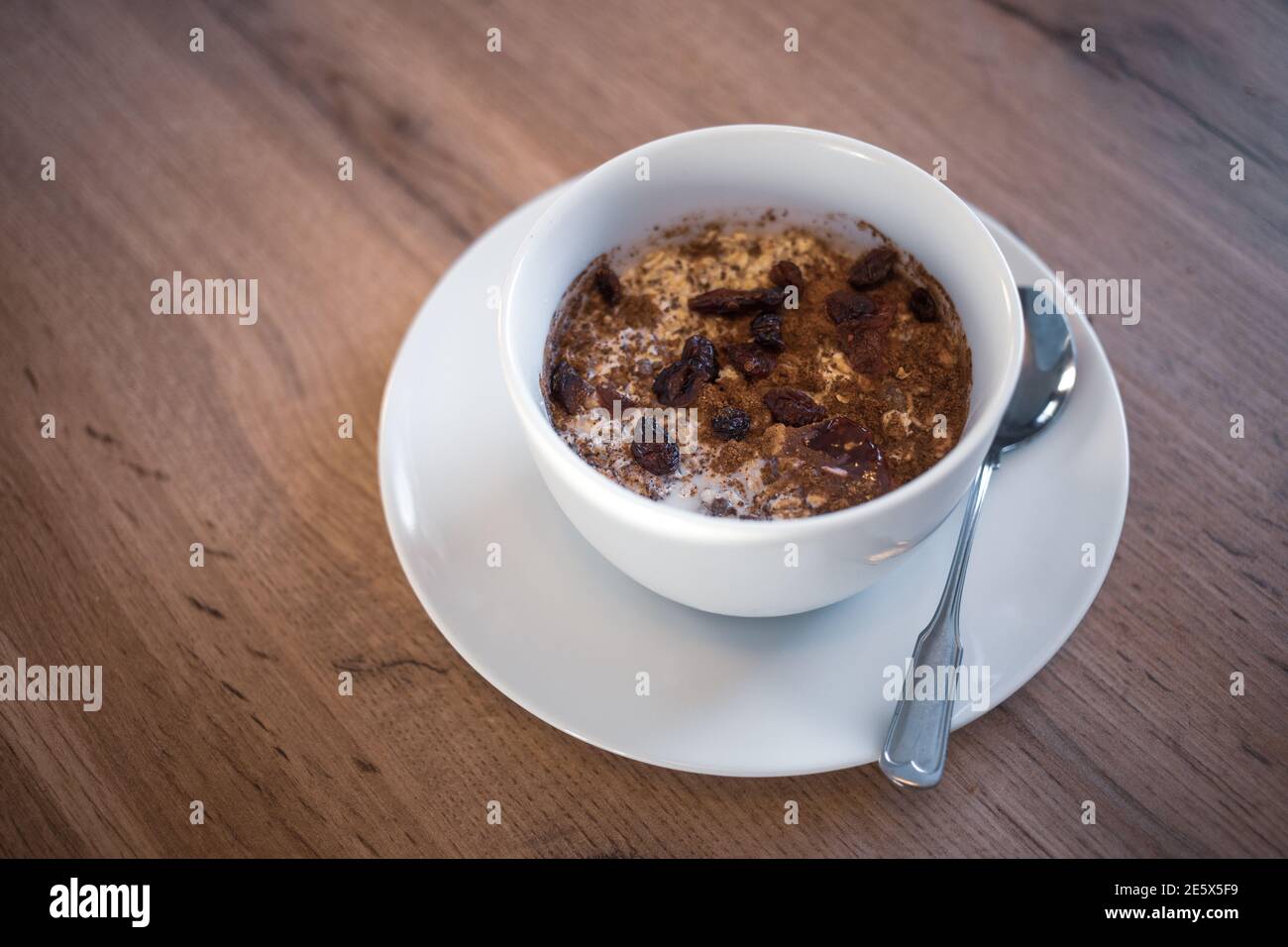 Un bol de porridge d'avoine et de raisins secs. Banque D'Images
