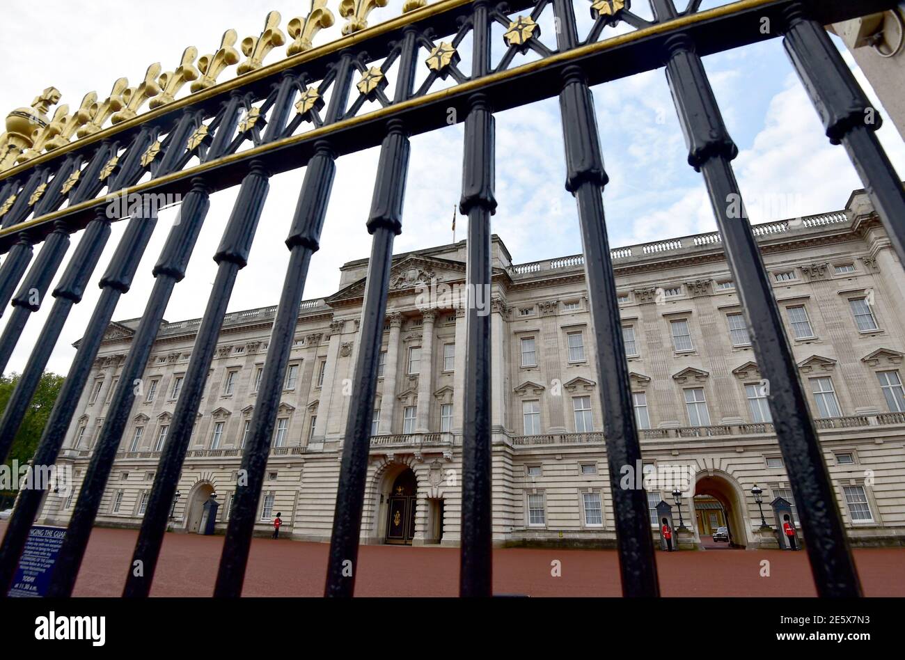 Protecting Buckingham Palace Banque D Image Et Photos Alamy