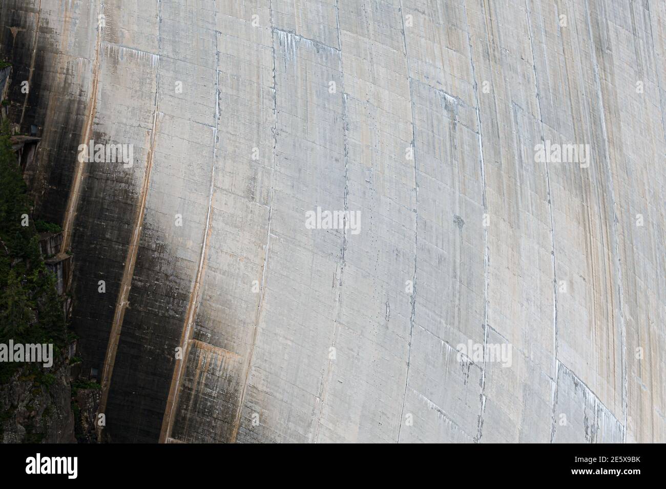 Détail architectural en gros plan du mur en béton brut de l'Emosson Barrage hydroélectrique dans les Alpes dans le canton du Valais En Suisse à la frontière t Banque D'Images