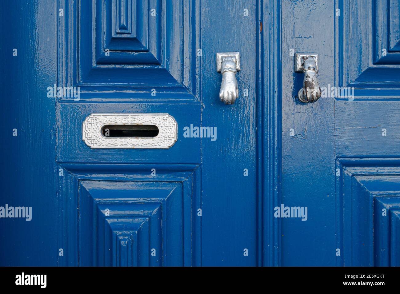 Détail architectural en gros plan de la porte d'entrée de la maison en bois bleu panneaux de style traditionnel avec boîte aux lettres en métal et presse-étoupes de porte En portugais Banque D'Images