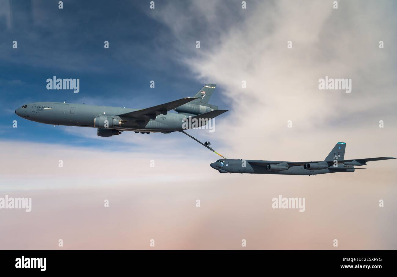 Golfe persique, Arabie Saoudite. 27 janvier 2021. Un bombardier stratégique B-52 Stratofortress de la 2e Escadre Bomb de la U.S. Air Force s'approche d'un KC-135 Stratotanker pour se ravitailler pendant un déploiement de courte durée vers le milieu-est le 27 janvier 202 au-dessus du golfe Persique. Credit: Planetpix/Alamy Live News Banque D'Images