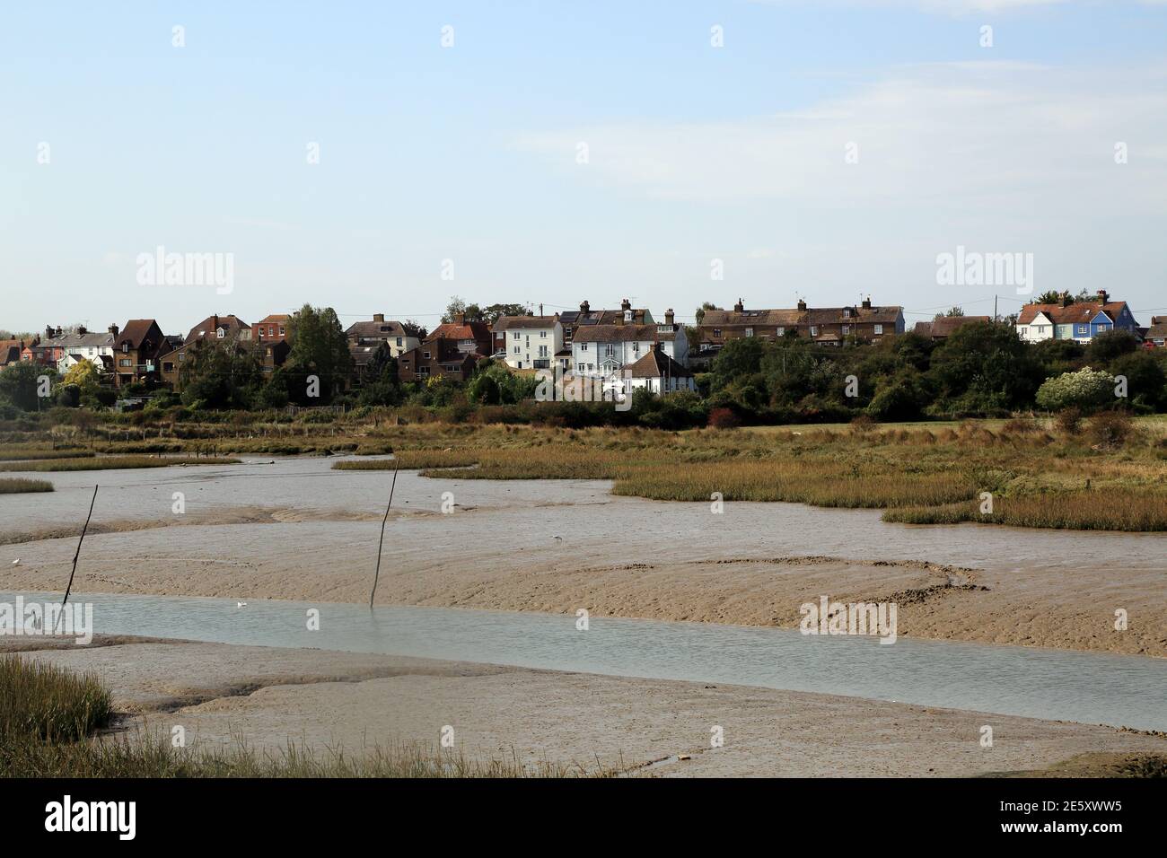 Vue sur Oare Creek à marée basse à Oare depuis Ham Marshes, Faversham, Kent, Angleterre, Royaume-Uni Banque D'Images