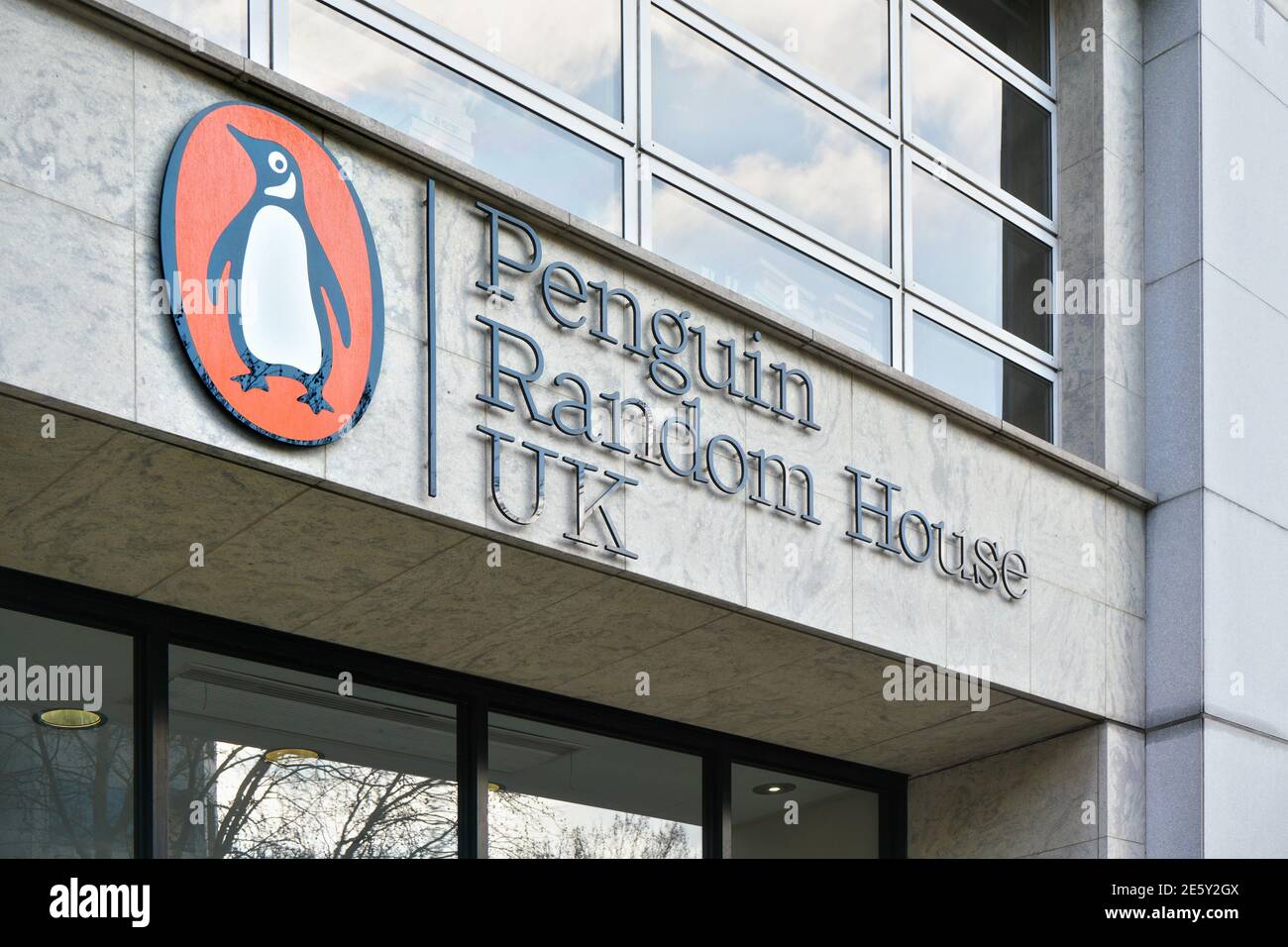 Londres, Royaume-Uni - 02 février 2019 : panneau Orange Penguin Random House sur leur succursale britannique au 20 Vauxhall Bridge. PRH est un conglome multinational Banque D'Images