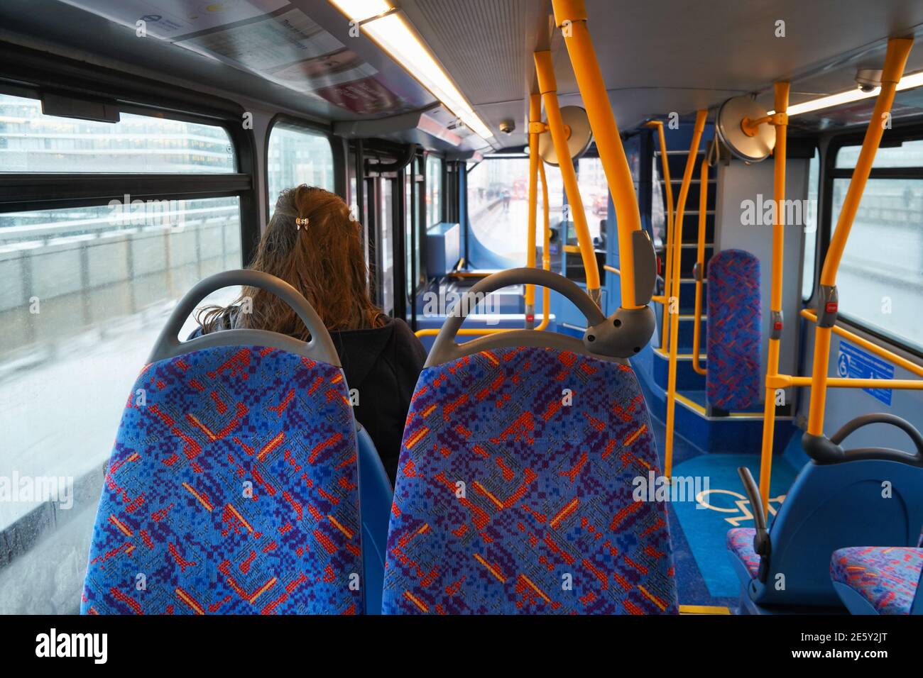 Londres, Royaume-Uni - 01 février 2019 : jeune femme anonyme voyageant dans un bus de transport public autrement vide, vue de derrière, onu Banque D'Images