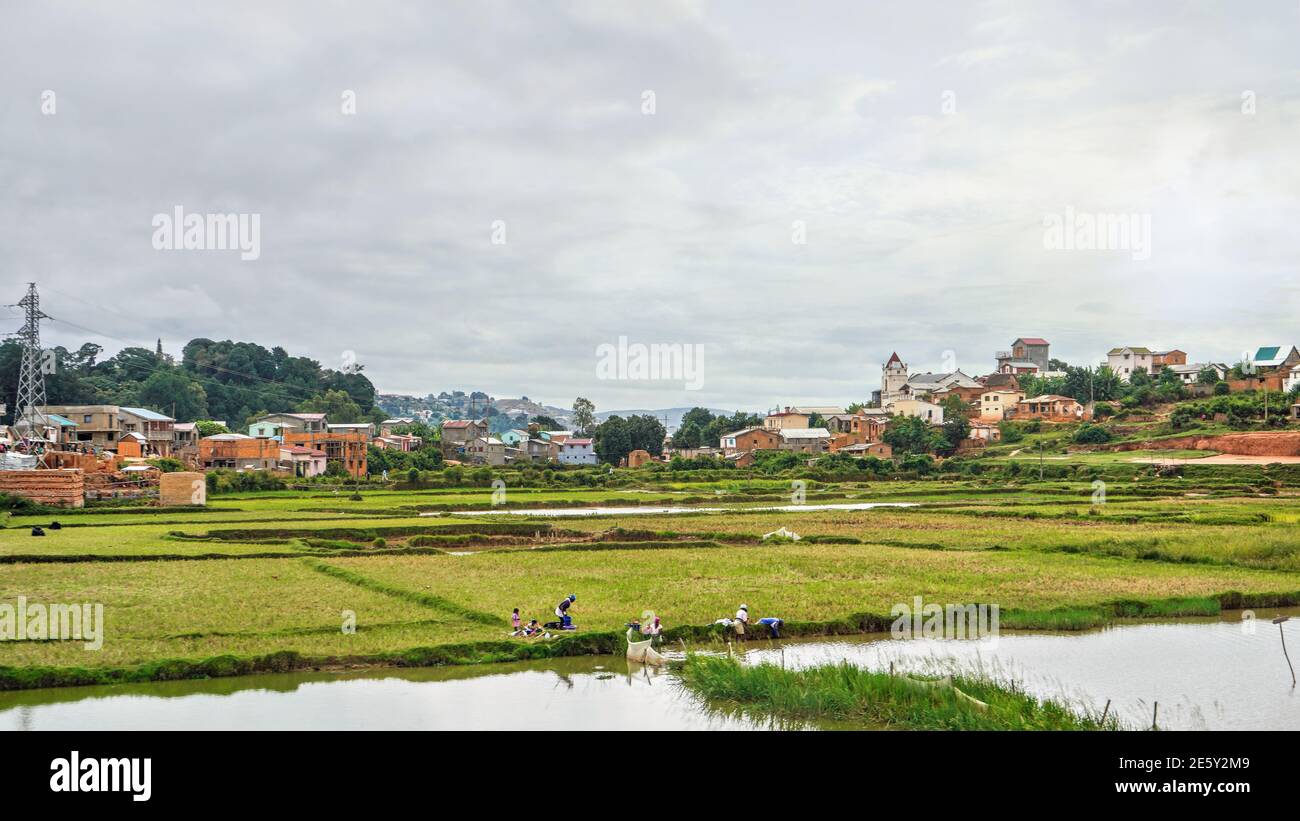 Antananarivo, Madagascar - 24 avril 2019: Paysage typique pendant une journée découverte près de la capitale de Madagascar, maisons sur de petites collines, avec des gens Banque D'Images