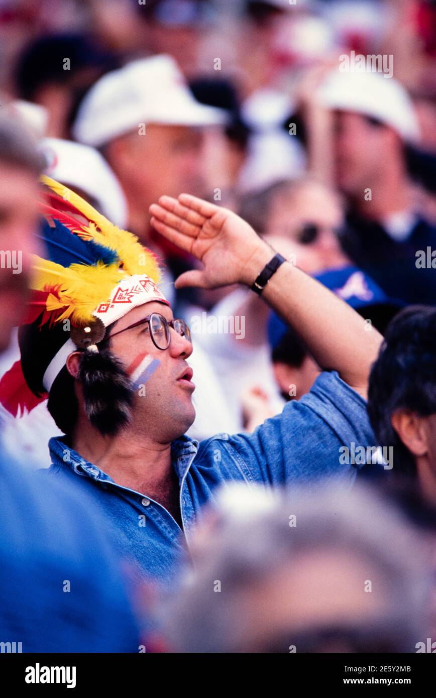 Les Atlanta Braves tomahawk chop et la controverse du nom impliquent le nom et la tradition tomahawk chop des Atlanta Braves, une franchise de la Ligue majeure américaine de baseball (MLB). Les Amérindiens remettent en question les choix de la mascotte des Braves depuis les années 1970 Les objections des Amérindiens au tomahawk ont reçu beaucoup d'attention au cours des années 1990 et se sont poursuivies jusqu'en 2020. Les Braves d'Atlanta et leurs fans continuent à soutenir massivement le nom de l'équipe et la tradition du chop. Le tomahawk chop a été adopté par les fans des Braves d'Atlanta en 1991. Banque D'Images