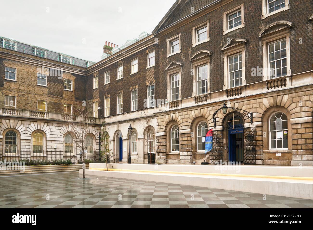 Londres, Royaume-Uni - 01 février 2019 : Guy's Campus of King's College - place vide avec entrée à la chapelle des gars - une des parties les plus anciennes d'origine Banque D'Images